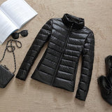 Leichte daunenjacke mit reibverschluss und taschen - dina – Schwarz