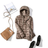 Leichte daunenjacke mit reibverschluss und taschen - dina – Khaki