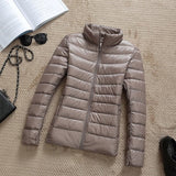 Leichte daunenjacke mit reibverschluss und taschen - dina – RosaB