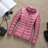 Leichte daunenjacke mit reibverschluss und taschen - dina – KhakiB