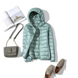 Leichte daunenjacke mit reibverschluss und taschen - dina – Himmelblau