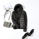 Leichte daunenjacke mit reibverschluss und taschen - dina – Schwarz B