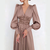 Tailliertes Satin-Kleid mit Ballonärmeln – Elegantes Abendkleid – Rosa Braun