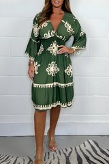Elegantes Kleid mit Muster und V-Ausschnitt – perfekt für jeden Anlass – Armeegrün