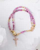 Farah - Perlenarmband mit Kreuzanhänger – Rosa