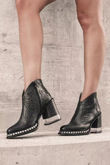 Elisa | Western-Stiefeletten in Nude mit Blockabsatz & Nieten – Schwarz