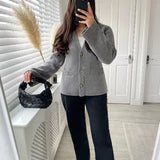 Elma | Klassische gestrickte Damenstrickjacke – Grau