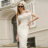 Viviana - Schwarzes Maxikleid mit schulterfreiem Ausschnitt und Federverzierung – Blanco