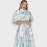Celindra – Maxi-Kleid mit floraler Struktur und Bindegürtel – Blau