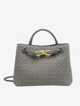 Malia | Kompakte Texturierte Woven Crossbody Tasche Aus Veganem Wildleder – Grau