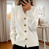 Irmgard – Weicher Cardigan mit Herzknöpfen – Weiß