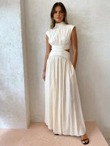 Ärmelloses Maxikleid mit Stehkragen und Taillen-Cut-Out – Weiß