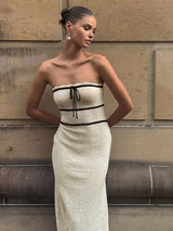 Amelie | Schulterfreies Bouclé-Kleid in Crème mit Kontrastpaspeln – Aprikose