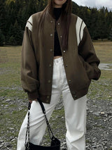 Molly | Lässige Varsity-Jacke im Retro-Stil mit gestreiften Ärmeldetails und gerippten Bündchen – Armee grün