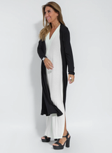 Eva | Schlankmachendes Maxikleid mit passender Weste – Weißes Kleid + schwarze Strickjacke