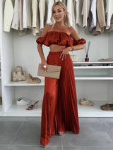 Araceli | Zweiteiliges Set mit Plisseehose und schulterfreiem Oberteil – Rot