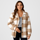 Clara | Stilvolle Strickjacke für Damen mit Knöpfen – Hellbraun