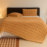 Calyra | Kuscheldecke mit weicher Blasenstruktur – Karamell