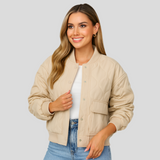 Kurze Bomberjacke Karina – Gerippte Säume und seitliche Taschen für Damen – Beige