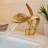 Moderner Wasserfall-Badezimmerhahn – Chrom-Einhebel-Waschtischhahn mit skulpturalem Design – Gebürstetes Gold