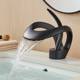 Moderner Wasserfall-Badezimmerhahn – Chrom-Einhebel-Waschtischhahn mit skulpturalem Design – Mattschwarz