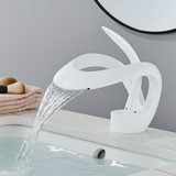 Moderner Wasserfall-Badezimmerhahn – Chrom-Einhebel-Waschtischhahn mit skulpturalem Design – Weiß