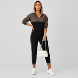 Schicker 2-teiliger Trainingsanzug für Damen – Kariertes Reißverschlussoberteil & schmal zulaufende Hose mit Seitenstreifen – Schwarz gestreift