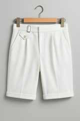 Ezra Short mit Bundfalten und Gürtelschnallen – Weiß