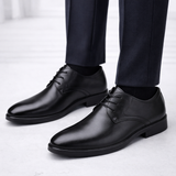 Herren Schnürschuhe | Geschlossene Form mit klarer Vorderpartie – Schwarz