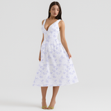 Alena – Elegantes und schmeichelhaftes Sommerkleid – Blaues Blumenmuster