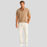 Luca Sommer-Leinen-Duo – Herrenoutfit mit Slim-Fit-Polo und maßgeschneiderten Hosen – Beige