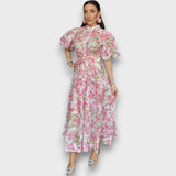 Celindra – Maxi-Kleid mit floraler Struktur und Bindegürtel – Rosa