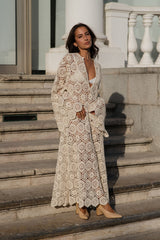Fina | Langärmeliges Kleid mit Spitzenbestickung – Beige