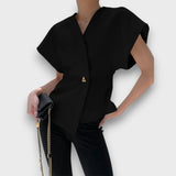 Selene – Minimalistisches Drapier-Top mit Goldakzent – Schwarz