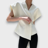 Selene – Minimalistisches Drapier-Top mit Goldakzent – Weiß