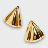 Nuna – Goldene Ohrstecker mit Skulptur-Charakter – Gold