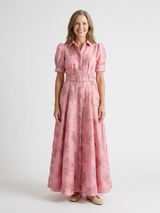 Xanthea | Kurzärmeliges, tailliertes, blumenstrukturiertes Maxikleid – Rosa