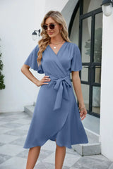 Elegantes Wickelkleid mit Taillenschleife – Midi-Länge, V-Ausschnitt – Blau