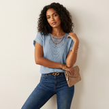 Elegante Spitzenbluse mit Rundhalsausschnitt und kurzen Ärmeln – Isabella – Hellblau