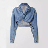Kurze asymmetrische jeansjacke mit verstellbarem gürtel – zoey – Blau