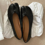 Claudia | Flache Dirndl Schuhe mit Geteilter Spitze – Schwarz