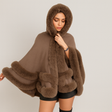 Friedela | Cape-Mantel mit flauschigem Besatz und Kapuze in Übergröße – Khaki