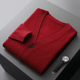 Lucian – Die stilvolle & vielseitige Herren-Strickjacke – Rostrot