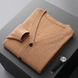 Lucian – Die stilvolle & vielseitige Herren-Strickjacke – Kamelfarbe