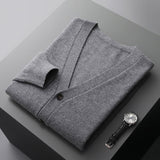 Lucian – Die stilvolle & vielseitige Herren-Strickjacke – Dunkelgrau