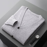 Lucian – Die stilvolle & vielseitige Herren-Strickjacke – Grau