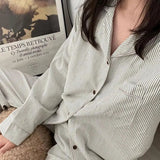 Gestreiftes Pyjama Set mit elegantem Schnitt – Grau