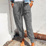 Kleo - Komfortable Damen Freizeithose mit Leopardenmuster – Grau