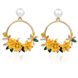 Blumen- und Perlenohrringe in Gold – Gelb