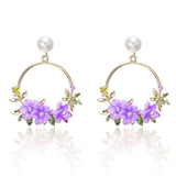 Florale Ohrringe in Loop-Form mit Perle – Lila